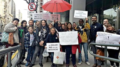 Un reclamo colectivo: Representantes de distintas organizaciones sociales se reunieron para reclamar por la ley el 13 de junio, cuando se llevó a cabo el debate en la Comisión de Salud de Diputado
