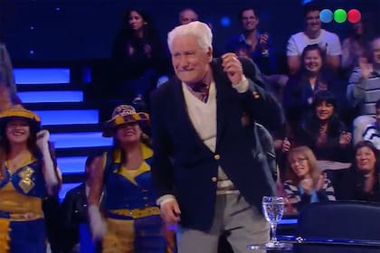 José María, el oráculo, al ritmo de la banda.