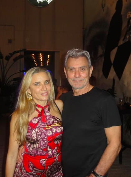 José María Gil decidió viajar a España para compartir el partido con su familia, mientras Valeria Abadi seguirá la definición desde la Argentina junto a sus hijas