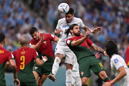 José Maria Giménez, defensor central de Uruguay, lucha en lo alto con Ruben Neves, de Portugal; la selección celeste perdió y se generó un malestar interno