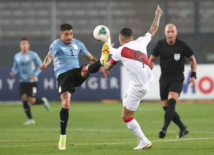 José María Giménez, defensor de Uruguay, frente a Paolo Guerrero, centrodelantero de Perú