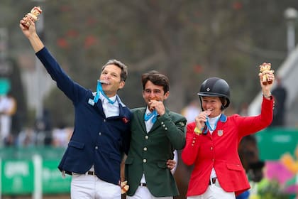 José María Larocca (izquierda) celebra con su medalla plateada en el podio individual de salto ecuestre; con el aporte del jinete radicado en Suiza y la colaboración de un dopaje canadiense, el conjunto argentino resultó cuarto y se clasificó para Tokio 2020.