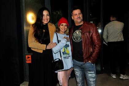 José María Listorti y su mujer, Mónica González, posaron para las fotos con la cantante y actriz Natalie Pérez