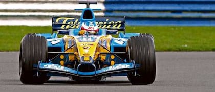 Pechito López con la inscripción del ACA en el casco y a fondo en Silverstone con un Renault de Fórmula 1, el auto con el que Fernando Alonso salió campeón en 2005; el cordobés fue piloto de pruebas de la escudería francesa y en 2010 resultó elegido para ser parte del malogrado equipo USF1, que no llegó a correr.