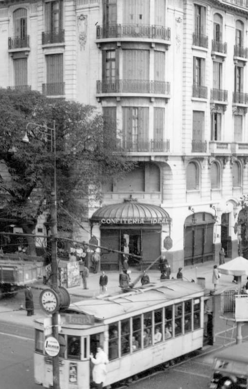 José María Moreno y Rivadavia, barrio de Caballito, Buenos Aires, 1947.