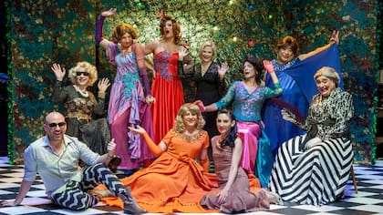 José María Muscari y su elenco, con el vestuario de la obra