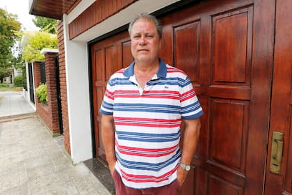 José María Ventura, en la puerta de su casa, en Zárate