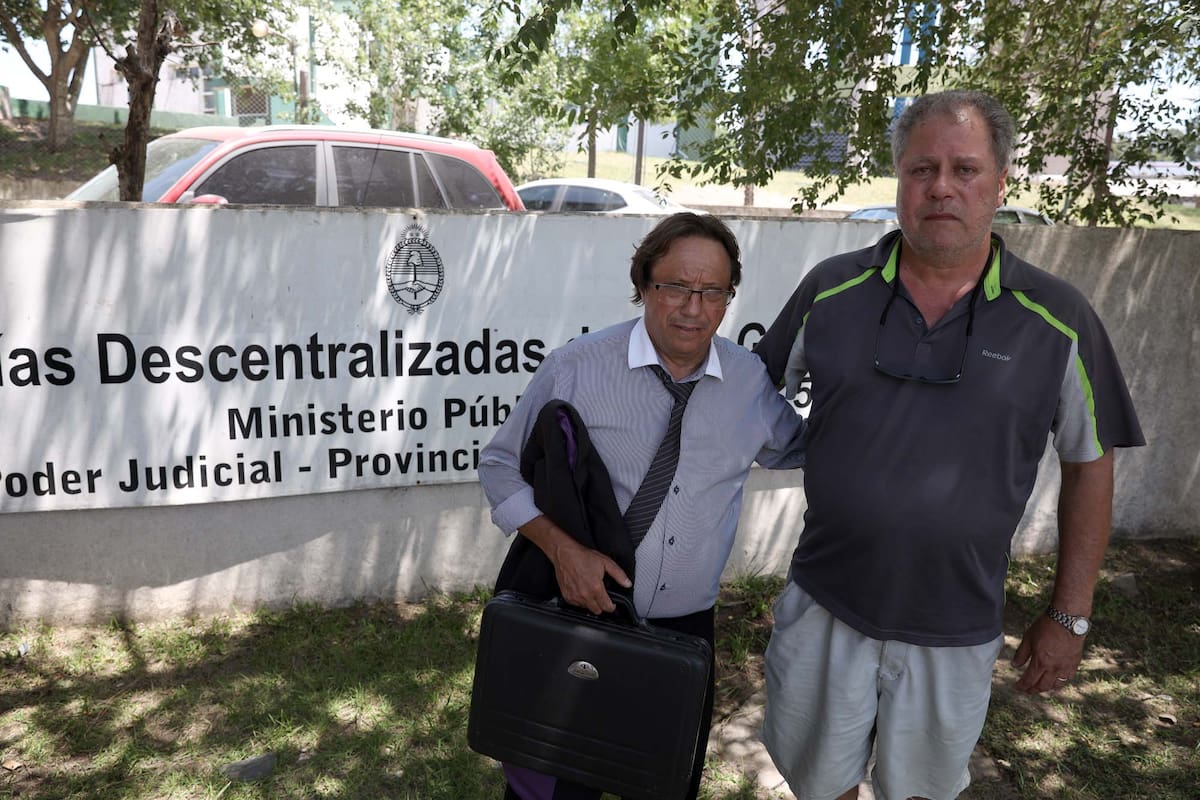 José María Ventura padre de Pablo con su abogado Jorge Santoro en la fiscalía 6 de Villa Gesell.
