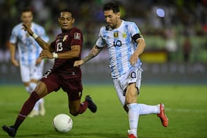 Jose Martínez, de Venezuela, persigue a Lionel Messi, el capitán de la selección argentina; este viernes volverán a enfrentarse por las Eliminatorias para el Mundial de Qatar 2022
