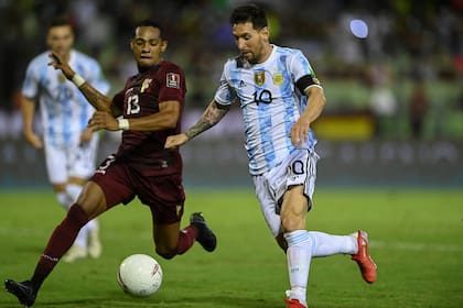 Jose Martínez, de Venezuela, persigue a Lionel Messi, el capitán de la selección argentina; este viernes volverán a enfrentarse por las Eliminatorias para el Mundial de Qatar 2022