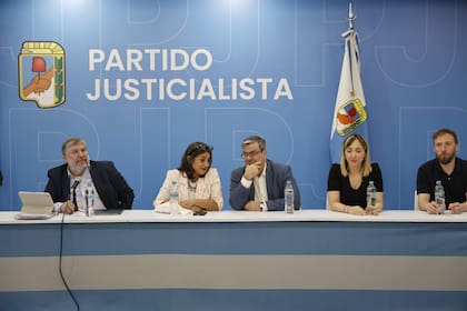 José Mayans (primero) y Germán Martínez (tercero), los jefes de los bloques peronistas en el Congreso, pausaron el impulso opositor frente al riesgo de fracturarse