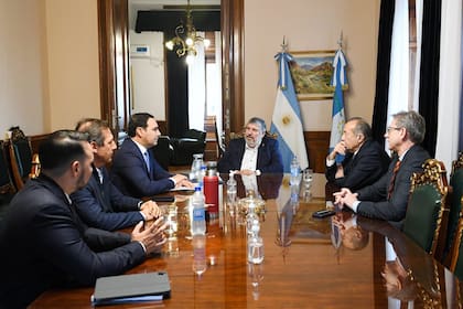 José Mayans recibió al gobernador de Corrientes, Gustavo Valdés, por el incidente con Paraguay