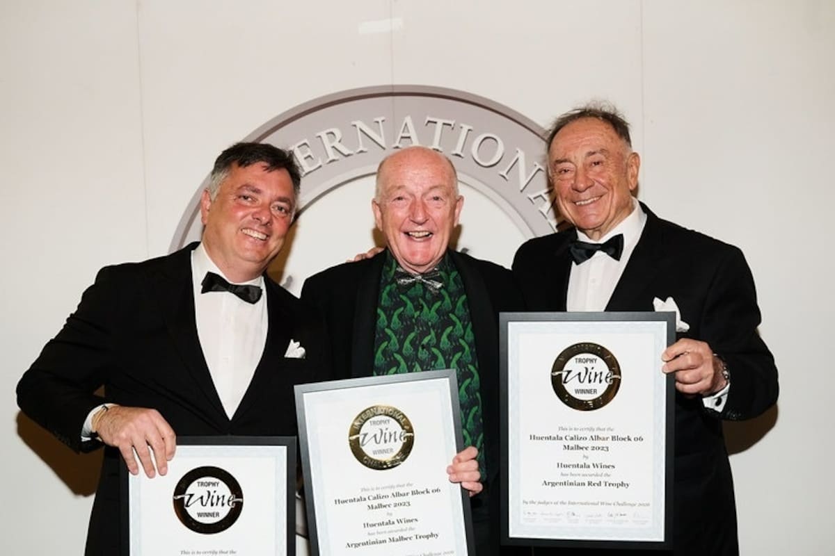 José Morales (izq.) y Julio Camsen (der.), junto al reconocido crítico de vinos Oz Clark, en la ceremonia de premiación del International Wine Challenge