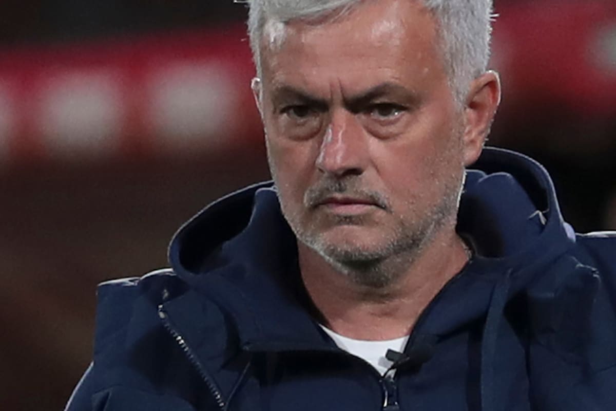 José Mourinho, con un micrófono corbatero durante el partido de su equipo, Roma, frente a Monza, por la liga italiana