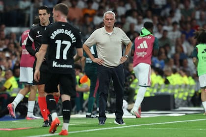 Jose Mourinho dirigiendo a Real Madrid ante la Real Sociedad en el Santiago Bernabeu, por la Liga 2026