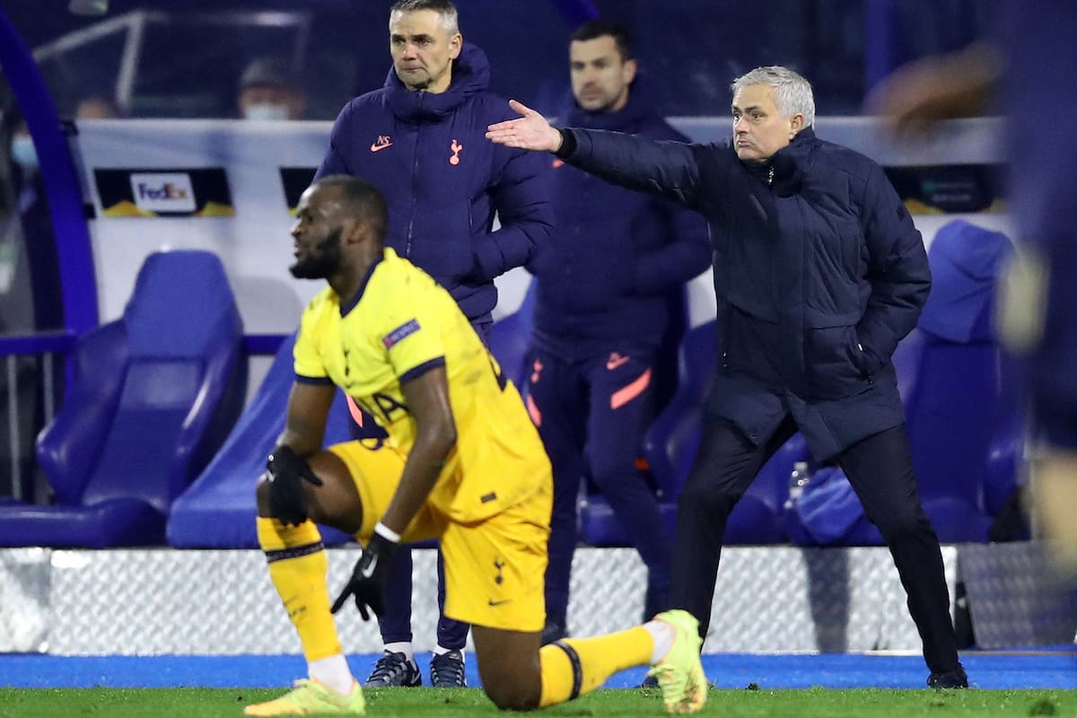 Jose Mourinho, DT de Tottenham, no puede creer lo que está viendo. Tras el partido, criticó a sus jugadores por la actitud en el partido en donde fueron eliminados por Dinamo Zagreb de la UEFA Europa League (Photo by Damir SENCAR / AFP)