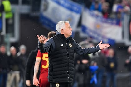 Jose Mourinho durante la vuelta de la semifinal de la UEFA Conference League frente a Leicester City en el Estadio Olímpico de Roma (Photo by Isabella BONOTTO / AFP)