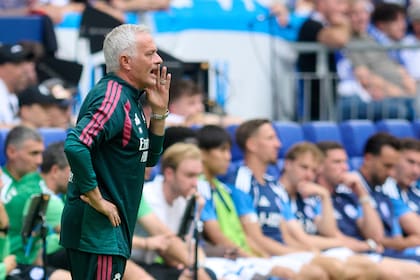 José Mourinho, en medio de una indicación en un partido de pretemporada; ahora llegan la parte más esperada por el DT