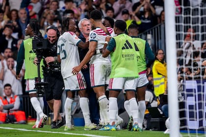 José Mourinho había ido a celebrar con los jugadores; luego, la frustración
