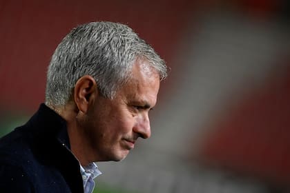 José Mourinho habla con periodistas antes del partido contra el Royal Antwerp.