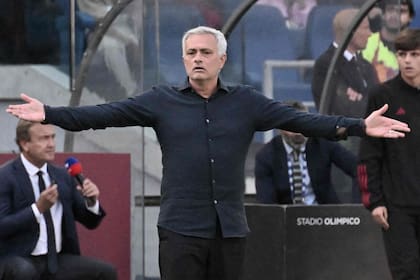 José Mourinho nunca pasa inadvertido; su gesto es durante el partido que Roma le ganó a Monza