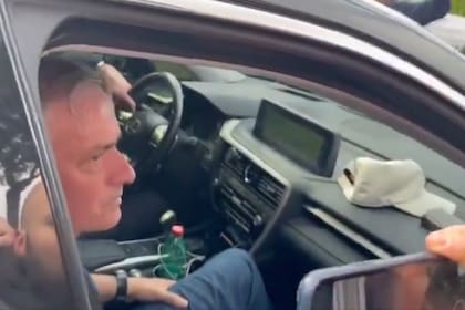 José Mourinho se detuvo ante los hinchas de Roma, que lo saludaron efusivamente tras su despido