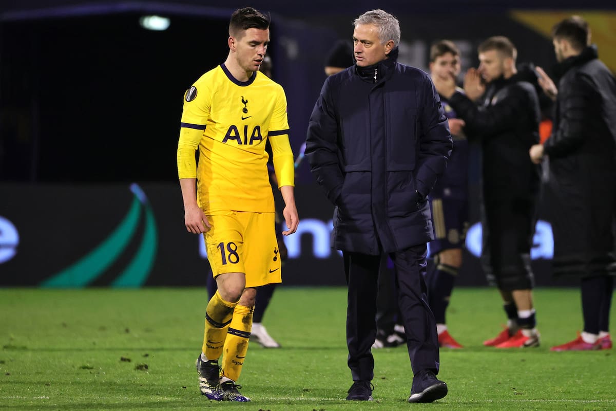 José Mourinho y Giovani Lo Celso no lo pueden creer; Tottenham perdió por 3-0 y quedó eliminado de la Europa League ante Dinamo Zagreb.