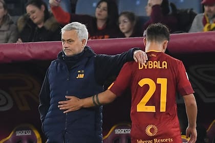 José Mourinho y Paulo Dybala, actores de una relación que empezó siendo afectuosa y terminó tensa; el portugués convenció al argentino de pasar a Roma tras su salida de Juventus.