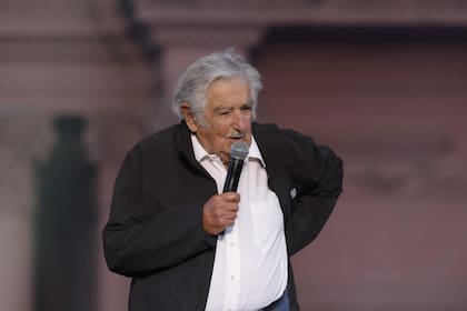 José Mujica, de 88 años, anunció hoy que tiene un tumor en el esófago