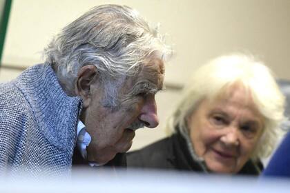 José Mujica junto a su esposa, Lucía Topolansky, en la conferencia de prensa en la que anunció que tiene un tumor