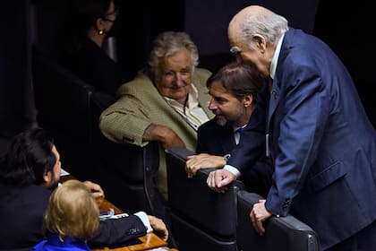 José Mujica, Luis Lacalle Pou y Julio María Sanguinetti, en Brasilia para la asunción de Lula. (MAURO PIMENTEL / AFP)