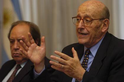 José Num en una conferencia en el año 2005