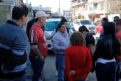 José Orellana, intendente de Famaillá, dialoga con vecinos