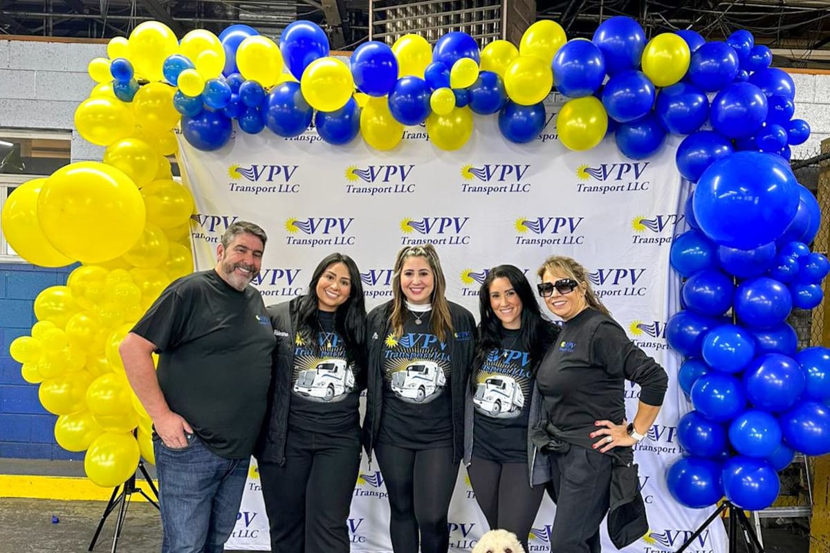 José Pablo, su esposa y sus tres hijas, se aseguran de que la celeste vaya bien alto