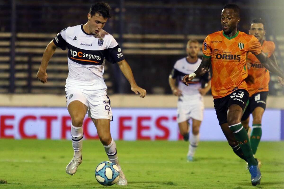 José Paradela, en acción con la camiseta del Lobo; su habilidad lo llevó a la consideración de Marcelo Gallardo