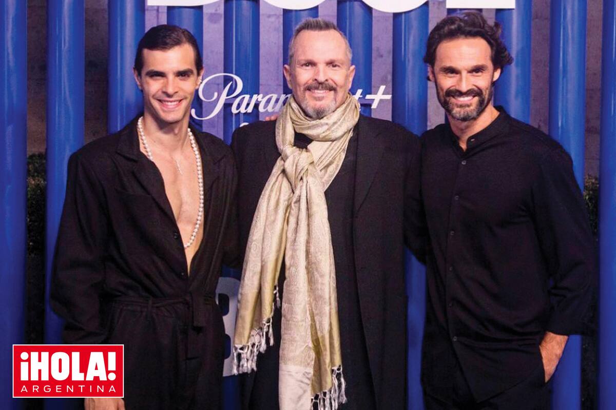 José Pastor e Iván Sánchez posan junto a Miguel Bosé. “La verdad es que los chicos han hecho un trabajo excepcional”, dijo el cantante sobre los actores que lo interpretan en la biopic.