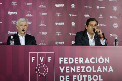 José Pékerman presentado como nuevo DT de la selección venezolana de fútbol. A su lado, Jorge Giménez, presidente de la Federación Venezolana de Fútbol.