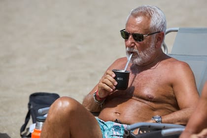 José "Pepe" Albistur en el sector de playa del balneario Hemingway Cariló