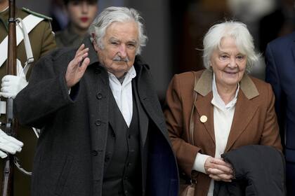 José "Pepe" Mujica y su mujer, Lucía Topolansky, durante una ceremonia en Santiago de Chile por los 50 años del golpe de Estado que derrocó a Salvador Allende (Archivo)