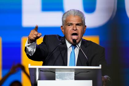José Raúl Mulino, candidato presidencial de Realizando Metas, se dirige a sus simpatizantes en un acto de campaña en Ciudad de Panamá (AP Foto/Matías Delacroix)