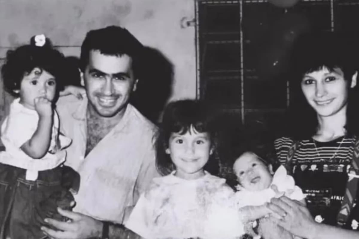 José Roccuzzo y Patricia Blanco con sus hijas Carla, Antonela y Paula. Cuando el almacén familiar se transformó en un supermercado, ellos solían atender la caja