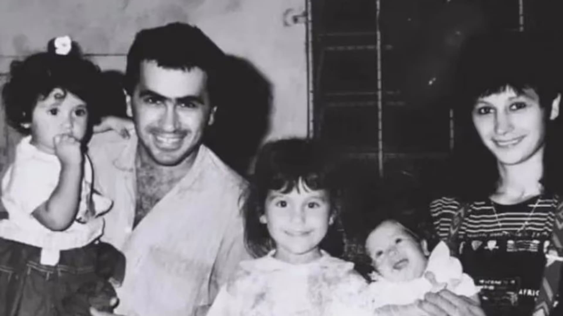 José Roccuzzo y Patricia Blanco con sus hijas Carla, Antonela y Paula. Cuando el almacén familiar se transformó en un supermercado, ellos solían atender la caja