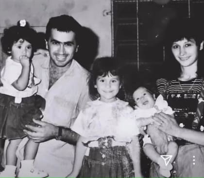 José Roccuzzo y Patricia Blanco con sus hijas Carla, Antonela y Paula. Cuando el almacén familiar se transformó en un supermercado, ellos solían atender la caja