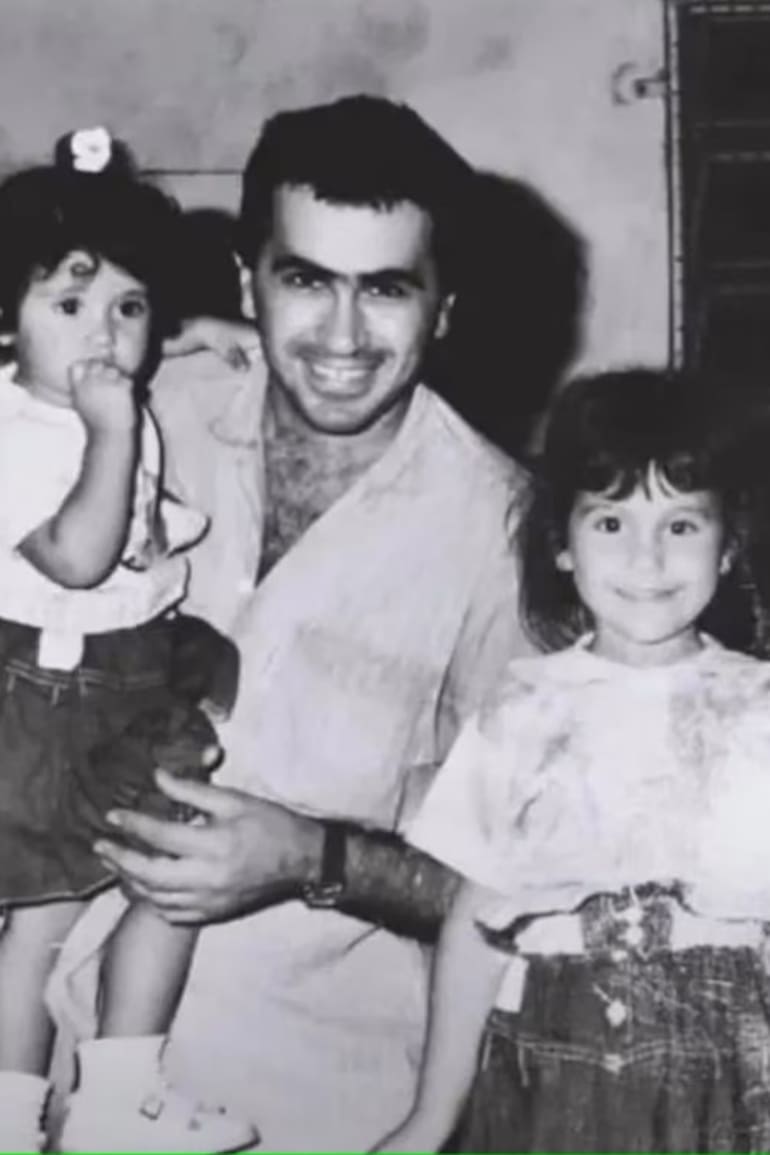 José Roccuzzo y Patricia Blanco con sus hijas Carla, Antonela y Paula. Cuando el almacén familiar se transformó en un supermercado, ellos solían atender la caja