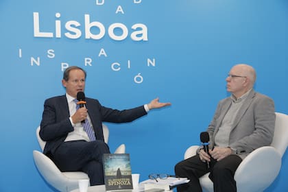 José Rodrigues Dos Santos y Jorge Fernández Díaz, en un intercambio sobre la obra del escritor portugués "El secreto de Spinoza"