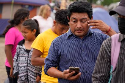 José Rodríguez lagrimea al pensar en su hijo mientras espera que le sirvan comida en un campamento de migrantes en Reynosa, México, el 13 de mayo del 2021. Rodríguez, quien es hondureño, hizo que su hijo de ocho años cruzase solo la frontera con EEUU. (AP Photo/Gregory Bull)