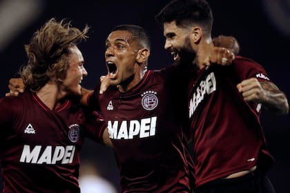 José Sand, de Lanús, festeja su gol contra Vélez, durante el partido de semifinal que disputan por la Copa Sudamericana.