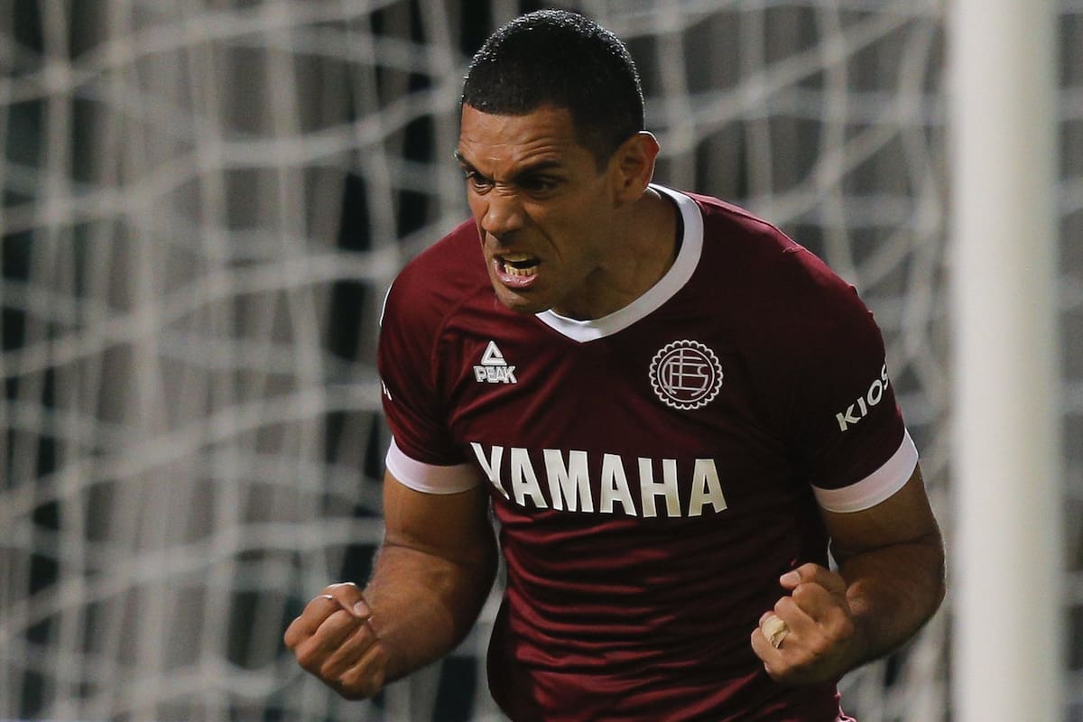 José Sand dudó sobre su continuidad; el delantero, de 39 años, fue pedido por el entrenador Luis Zubeldía y el goleador negocia el nuevo contrato con Lanús