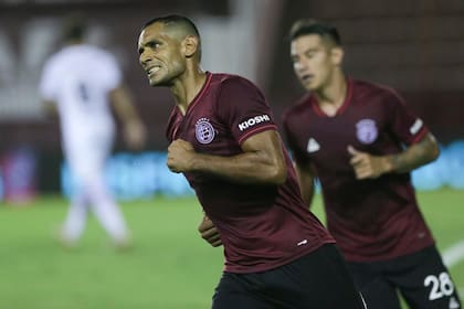 José Sand festeja el empate de Lanús