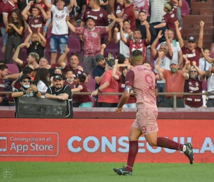 José Sand lo festeja con la gente: acaba de marcar el 3-3 de Lanús ante Talleres tras estar perdiendo 0-3